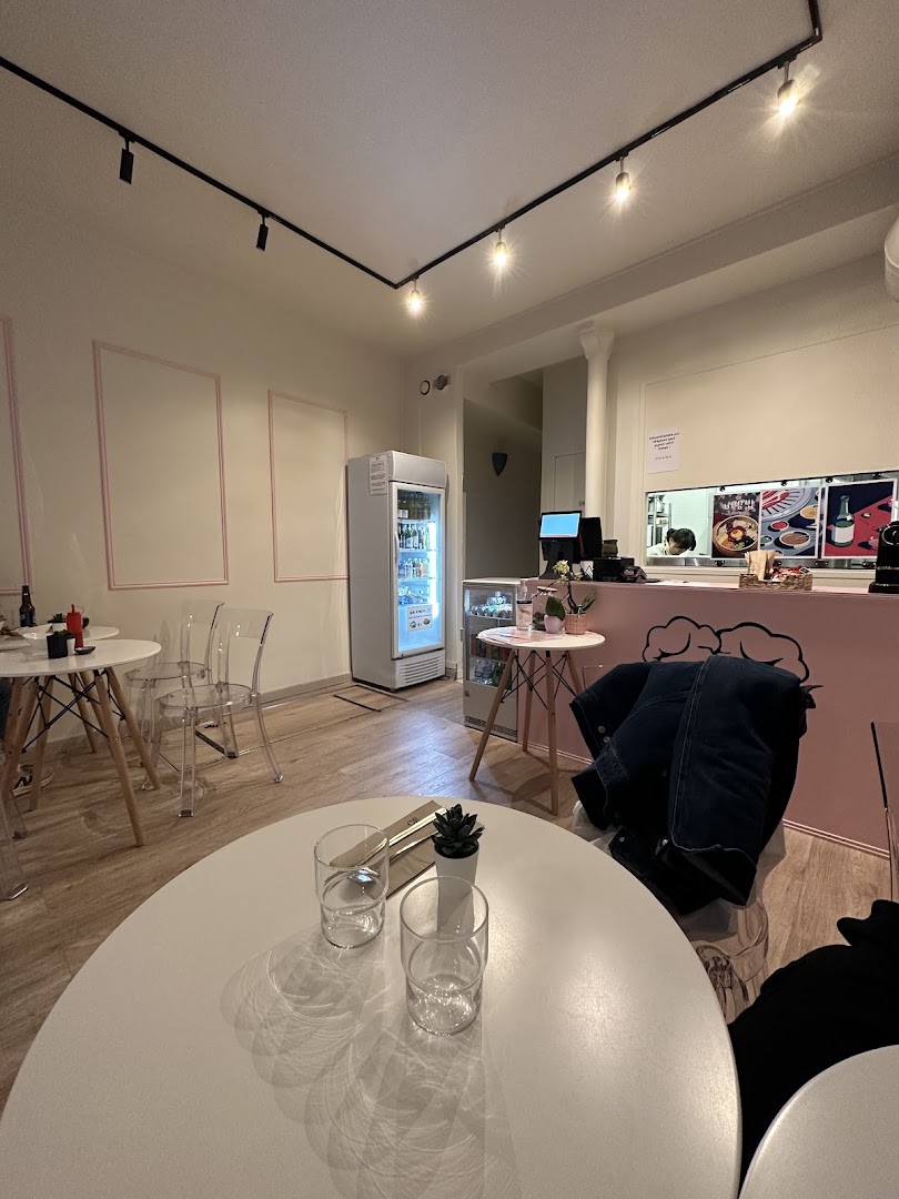 La salle rose et blanche de Seoul Toque avec son comptoir et sa cuisine