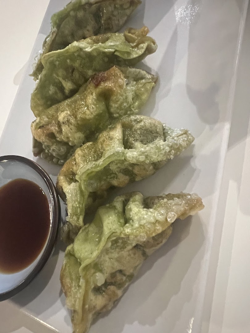 Des raviolis verts accompagnés d’une sauce