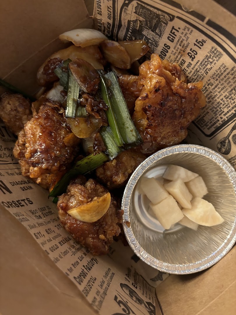 Du poulet frit coréen avec ciboule et radis marinés
